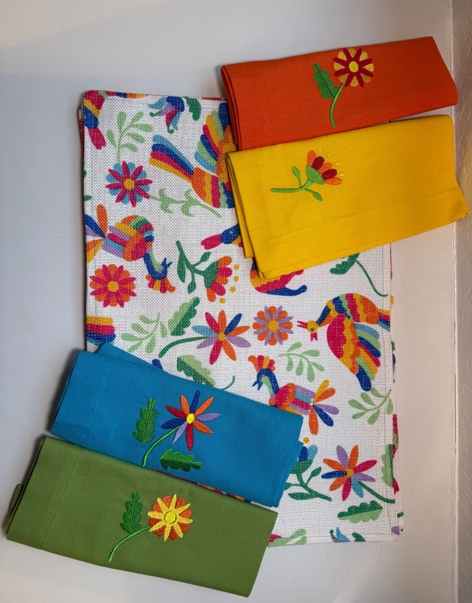 The Otomí Botanical Table: Hand-Embroidered Placemat & 4 Napkin Set